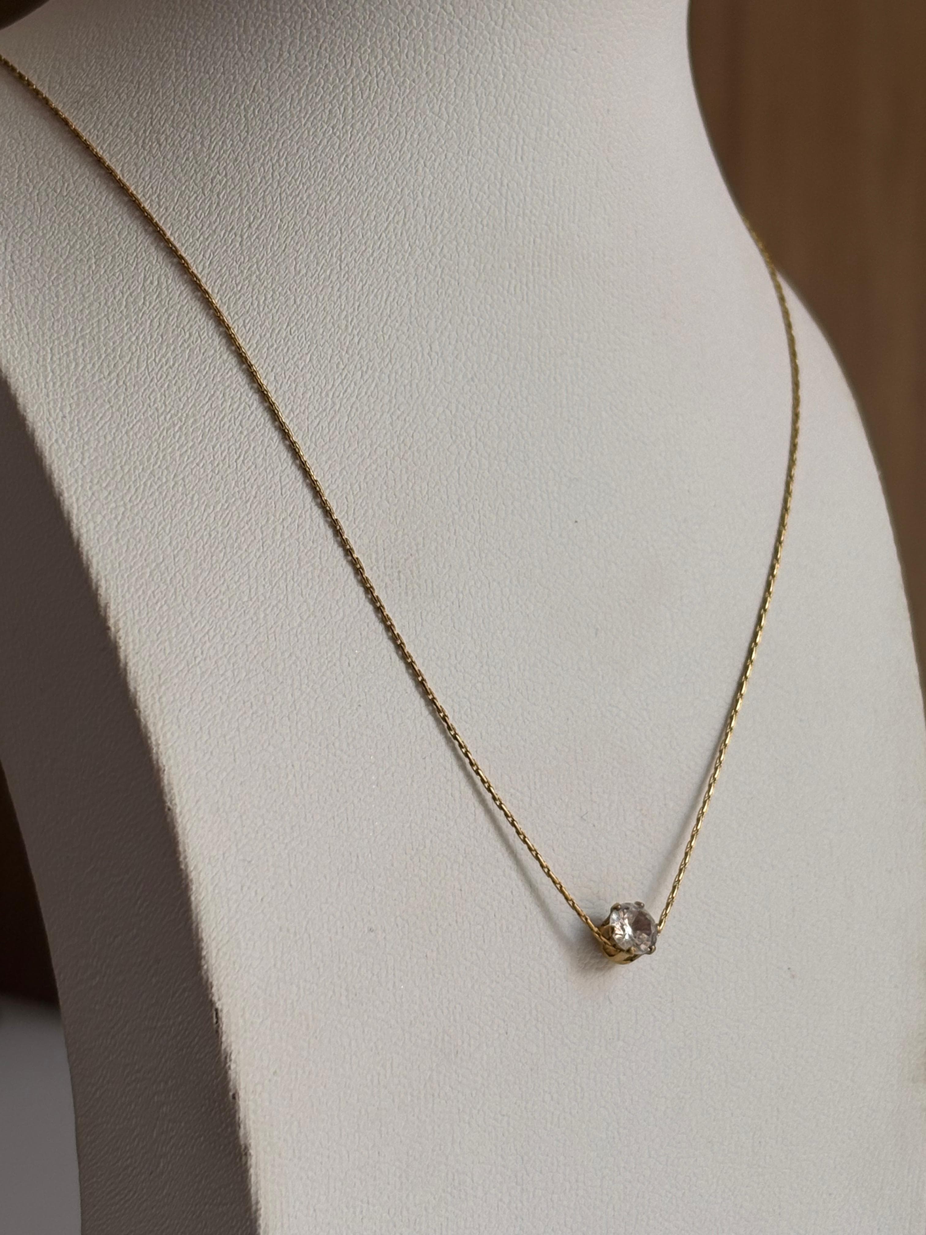 Cadena minimalista con punto de luz