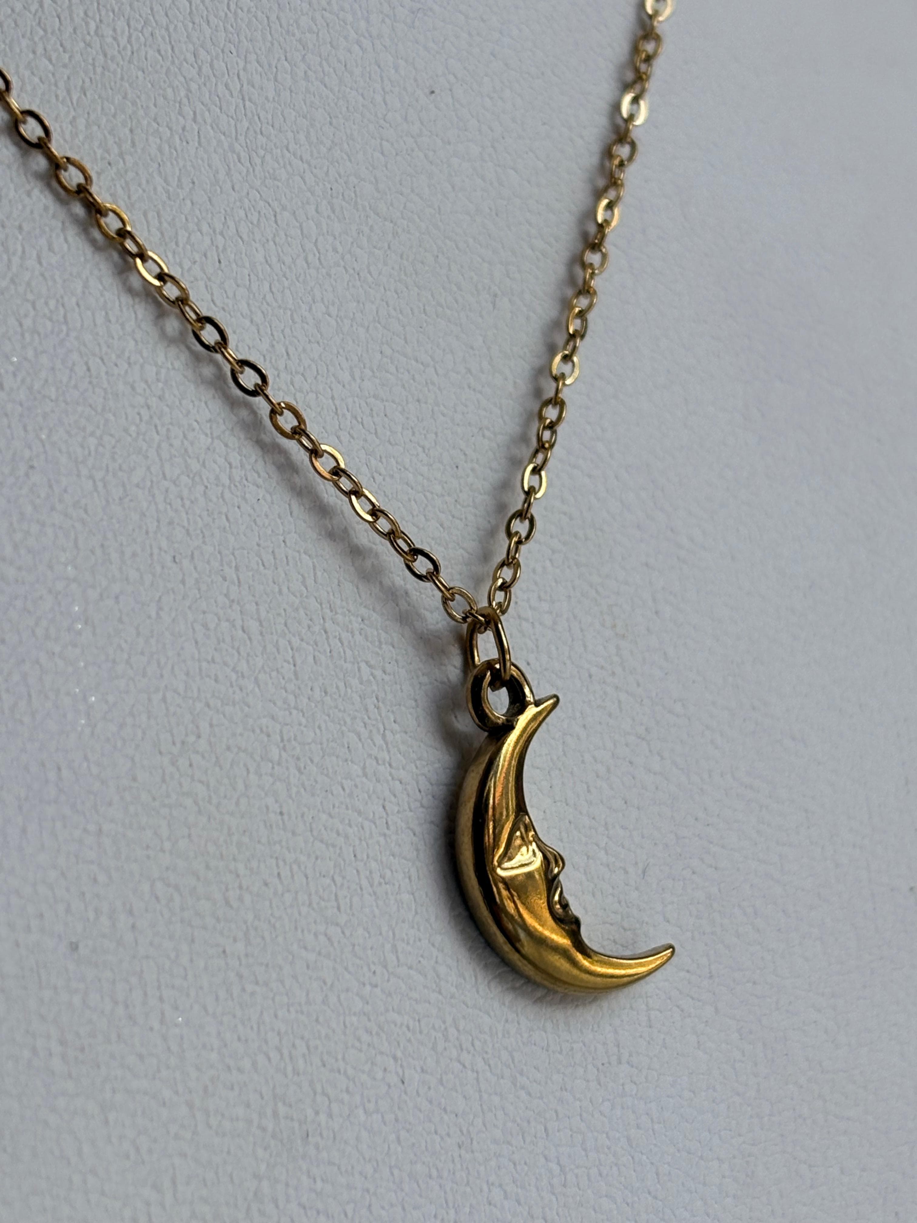 Cadena minimalista con diseño de cara en luna