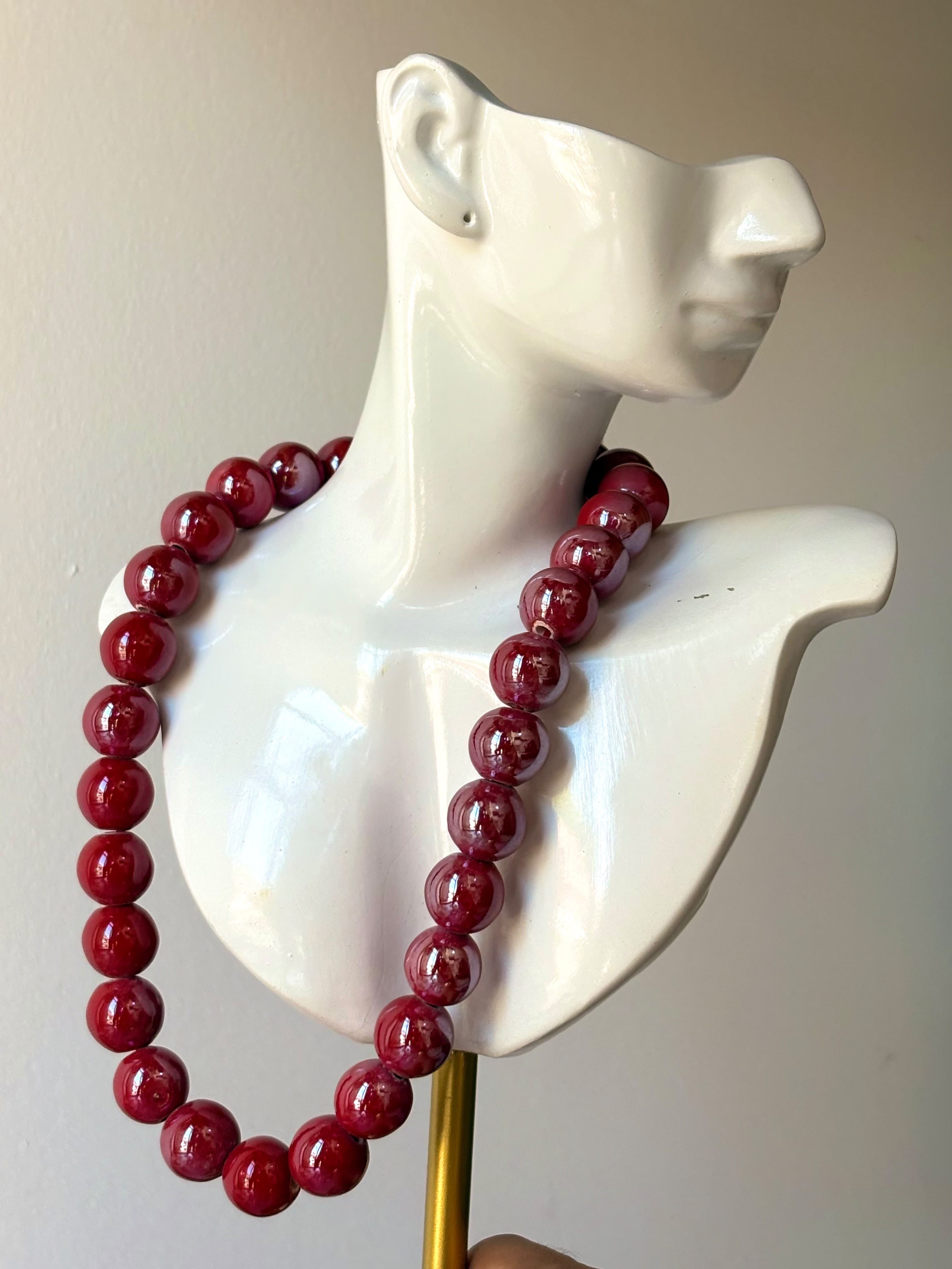 Collar rojo con cuentas esféricas