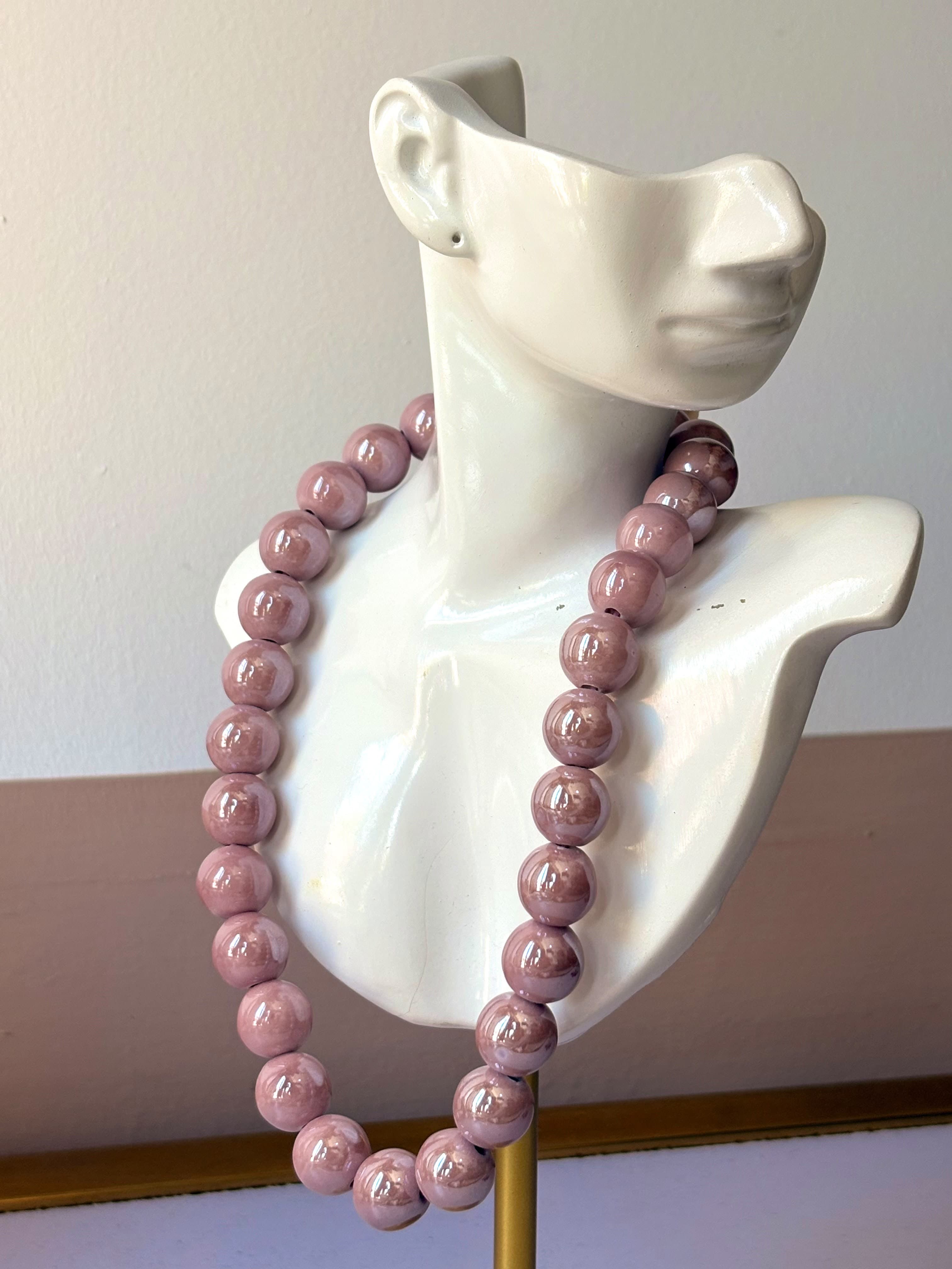 Collar color rosa tenue con cuentas esféricas