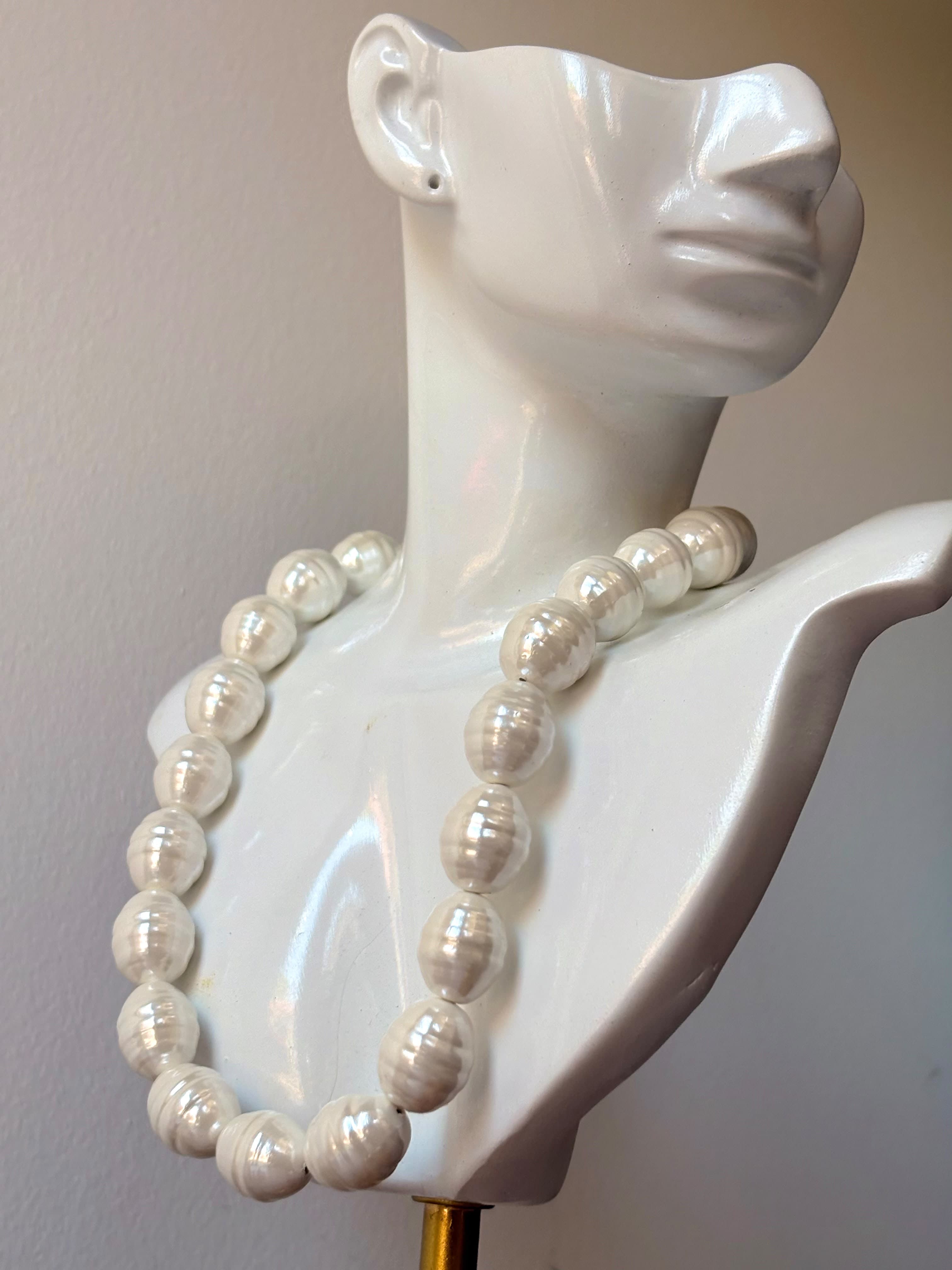 Collar color perla con cuentas esféricas degradadas