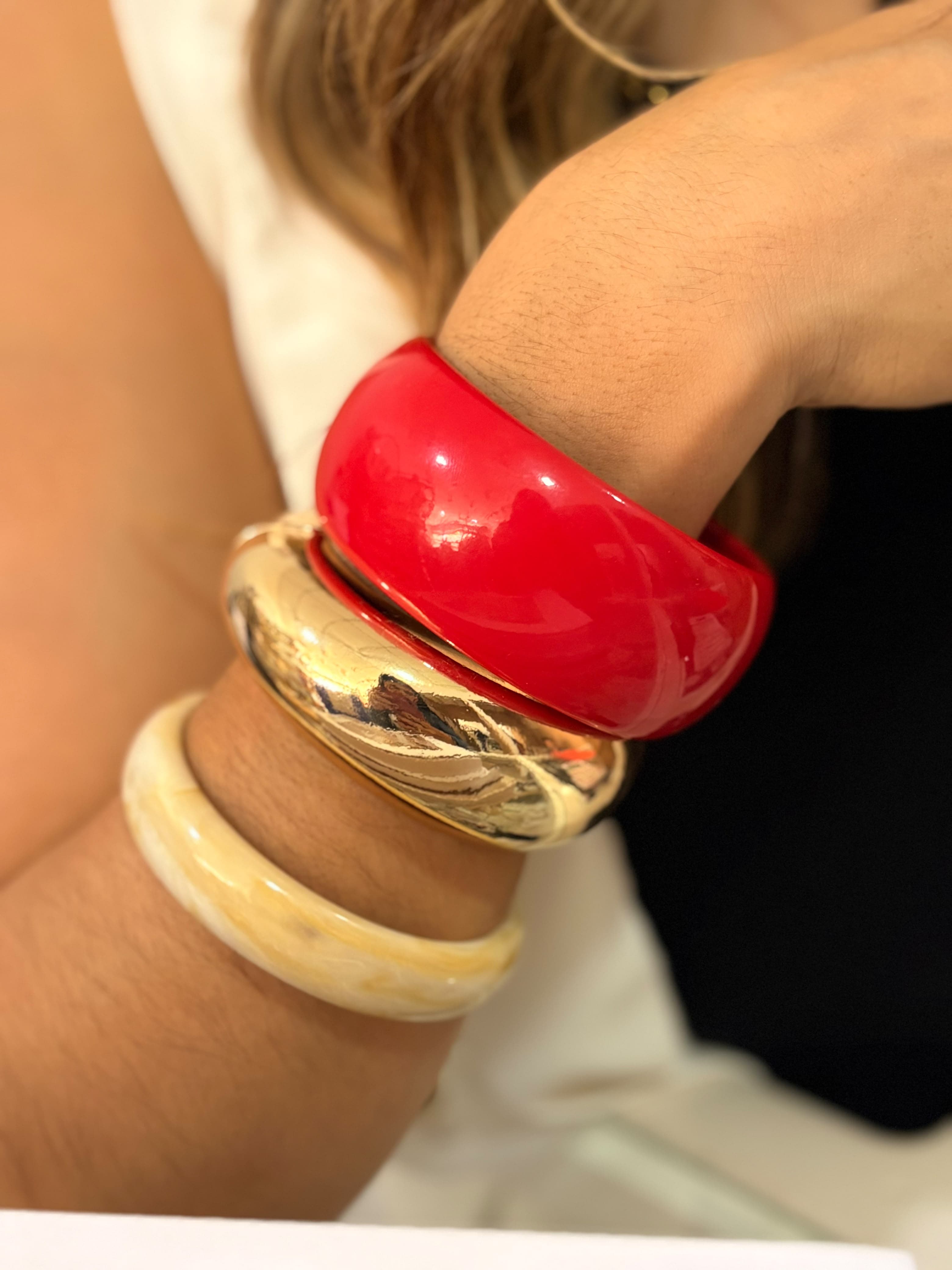 Par de brazaletes en dorado y rojo
